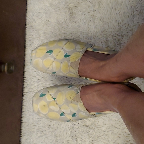 2 pairs TOMS  shoes , size 8 - Picture 8 of 9